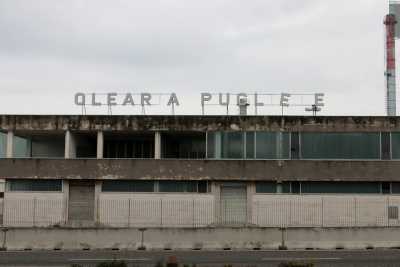 La spettrale Statale 96: un tempo "via dello shopping", ora cimitero dei capannoni